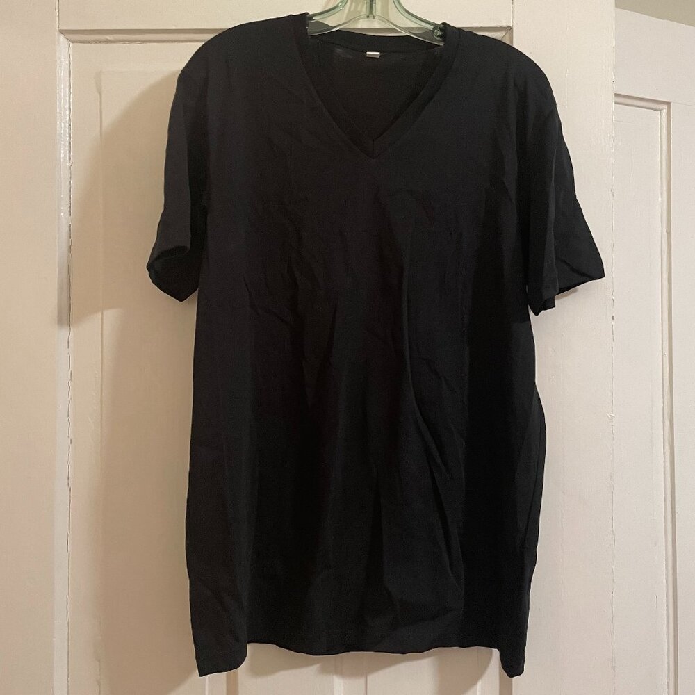 NWOT Uniqlo Black T-shirt V-Neck Men Size Large